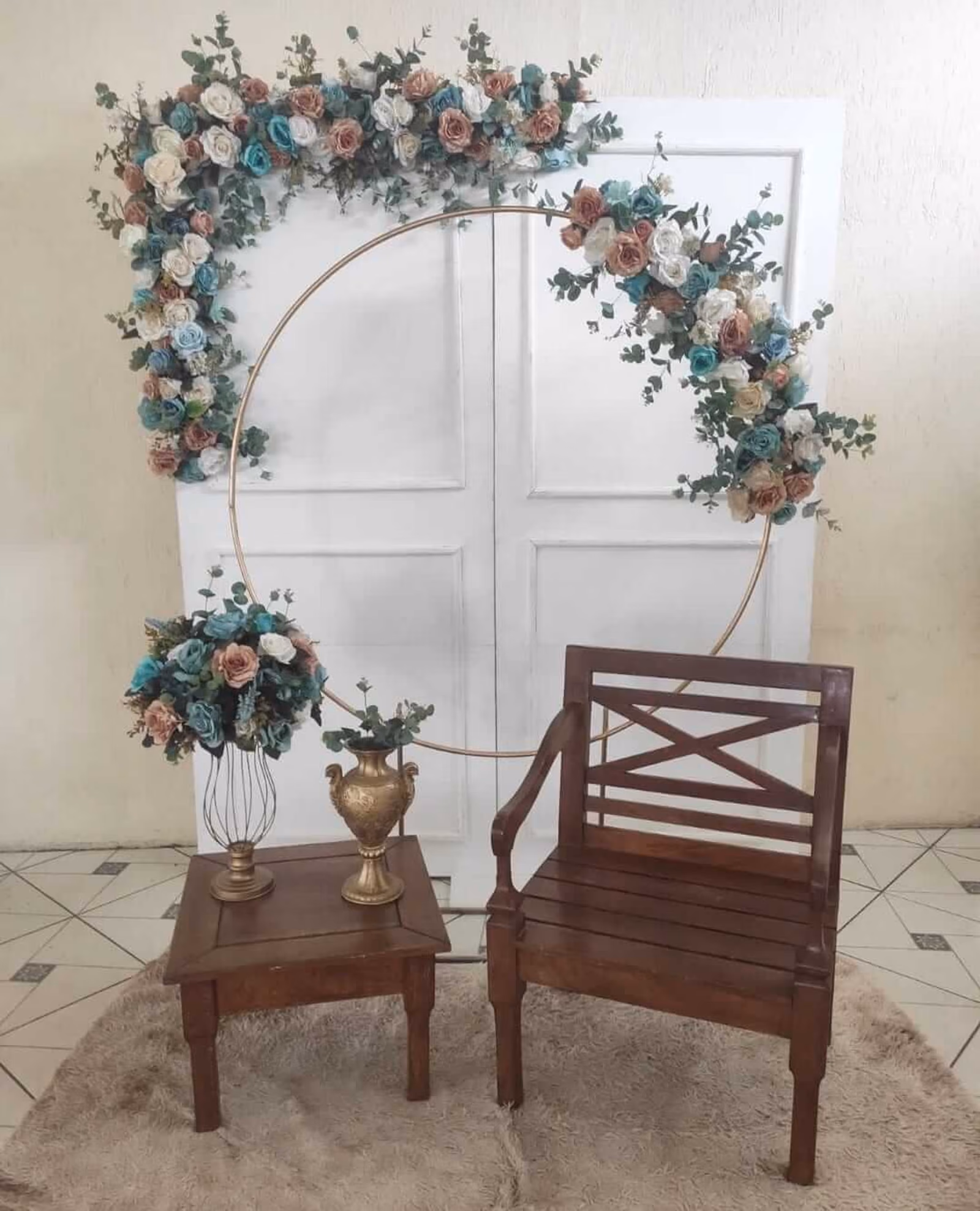 Painel branco + arco de flores e peças decorativas
