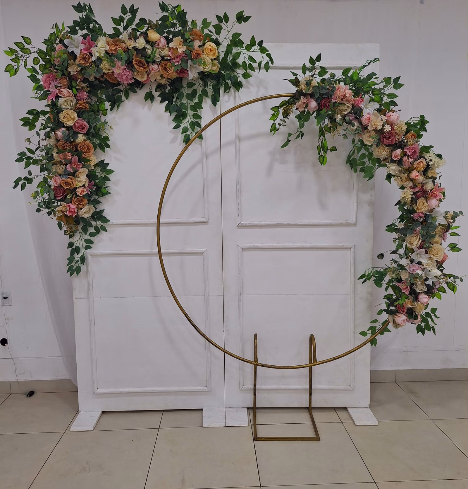 Painel boiserie com flores + Arco com flores