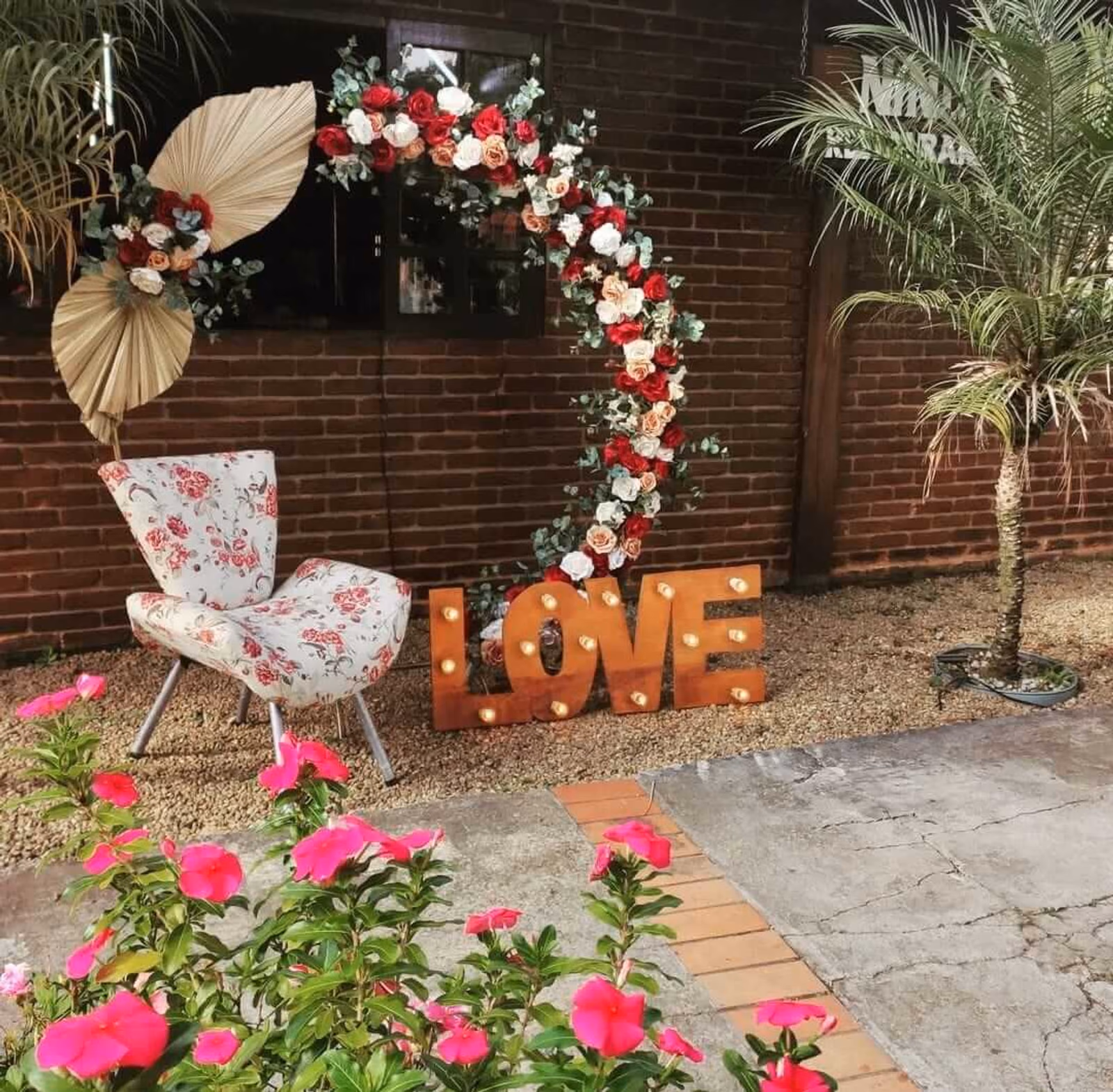 Arco de Flores + Letreiro Love e Poltrona
