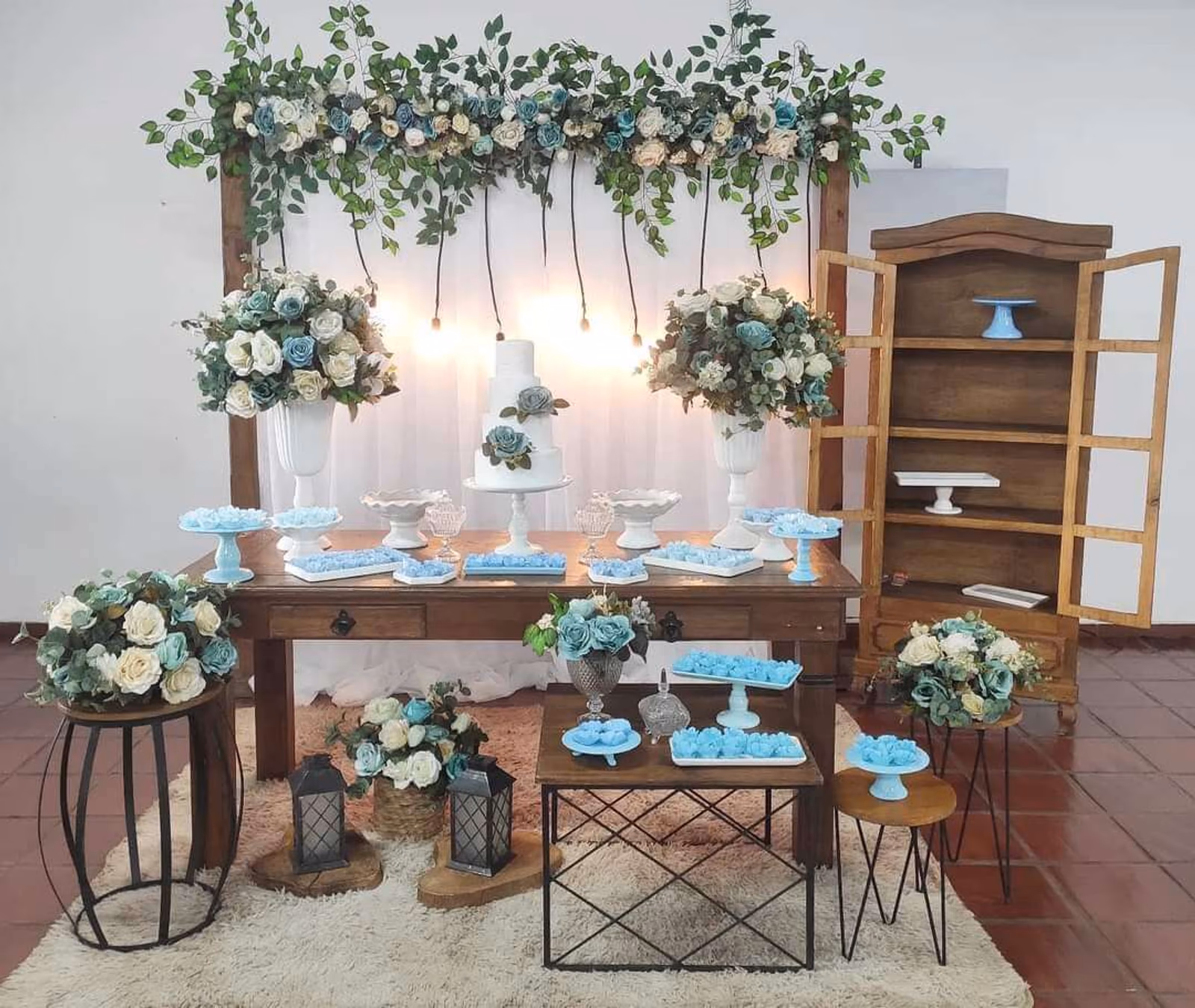 Decor com flores azuis