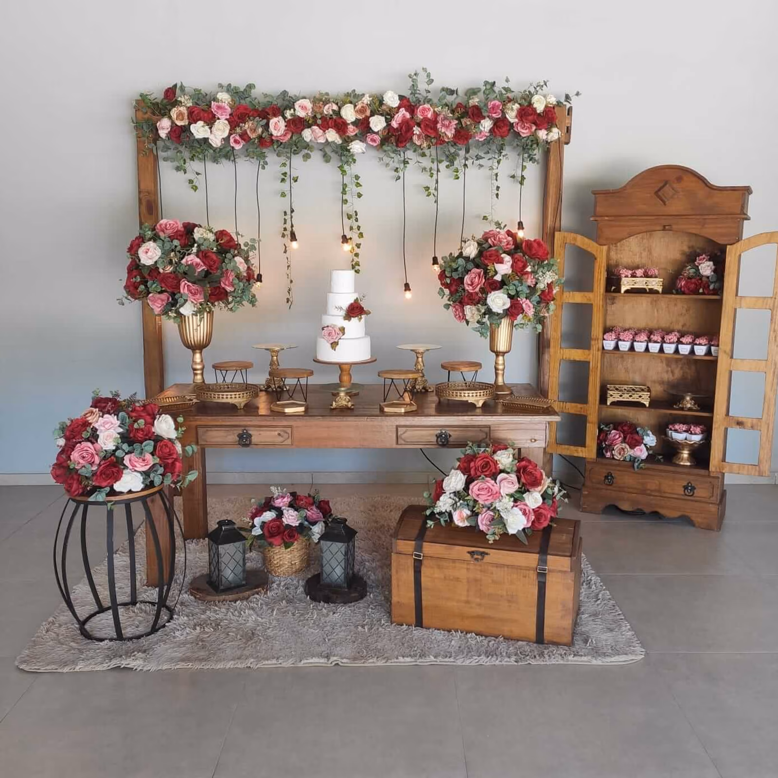 Decor Marsala com pendente de flores