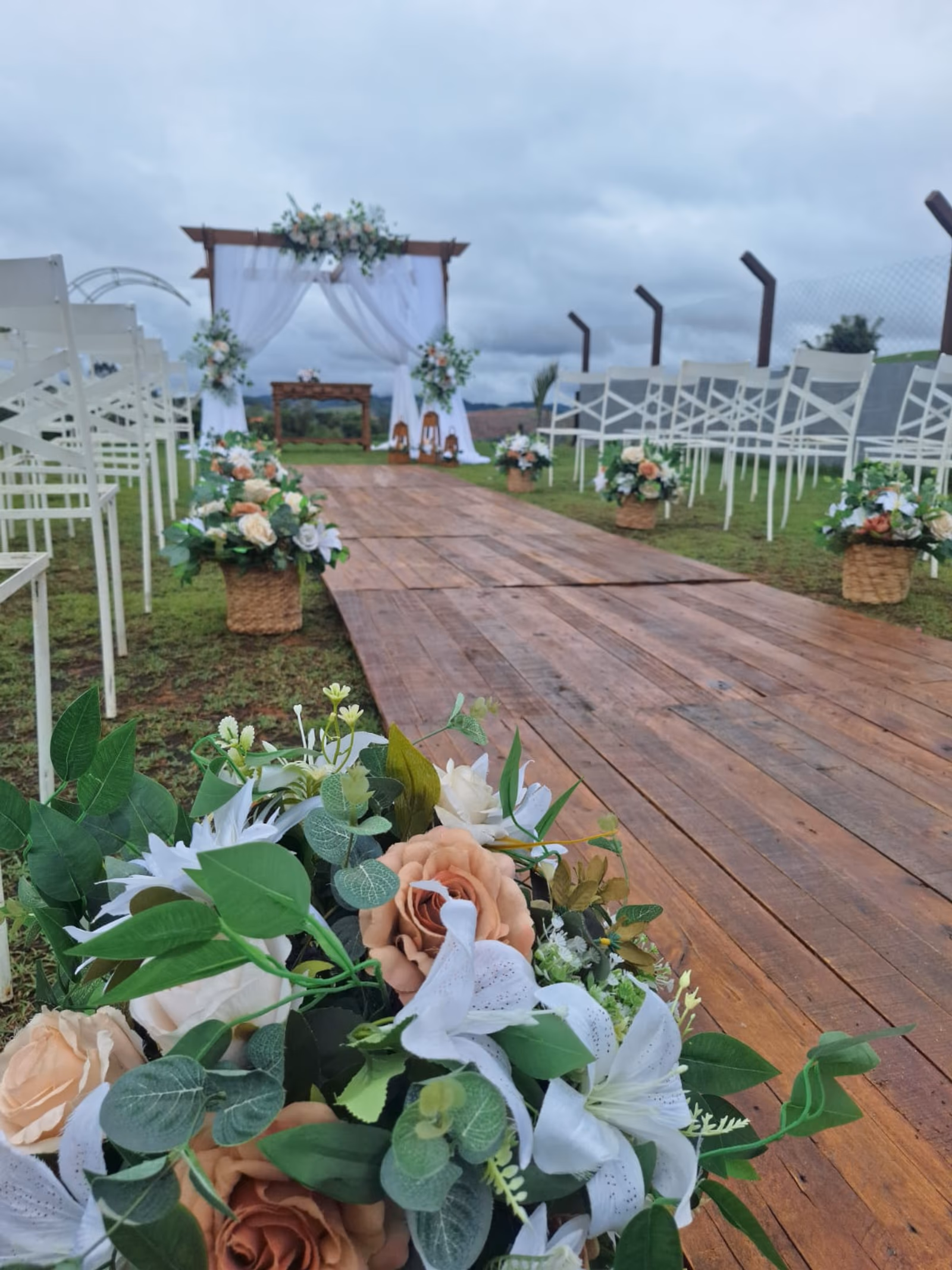 Pergolado decorado + Aparador