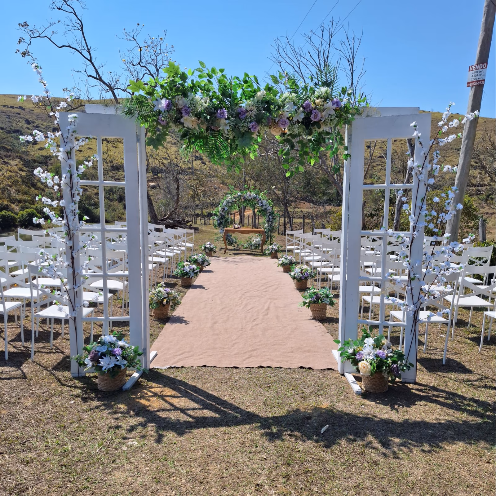 Cerimônia completa com portal branco