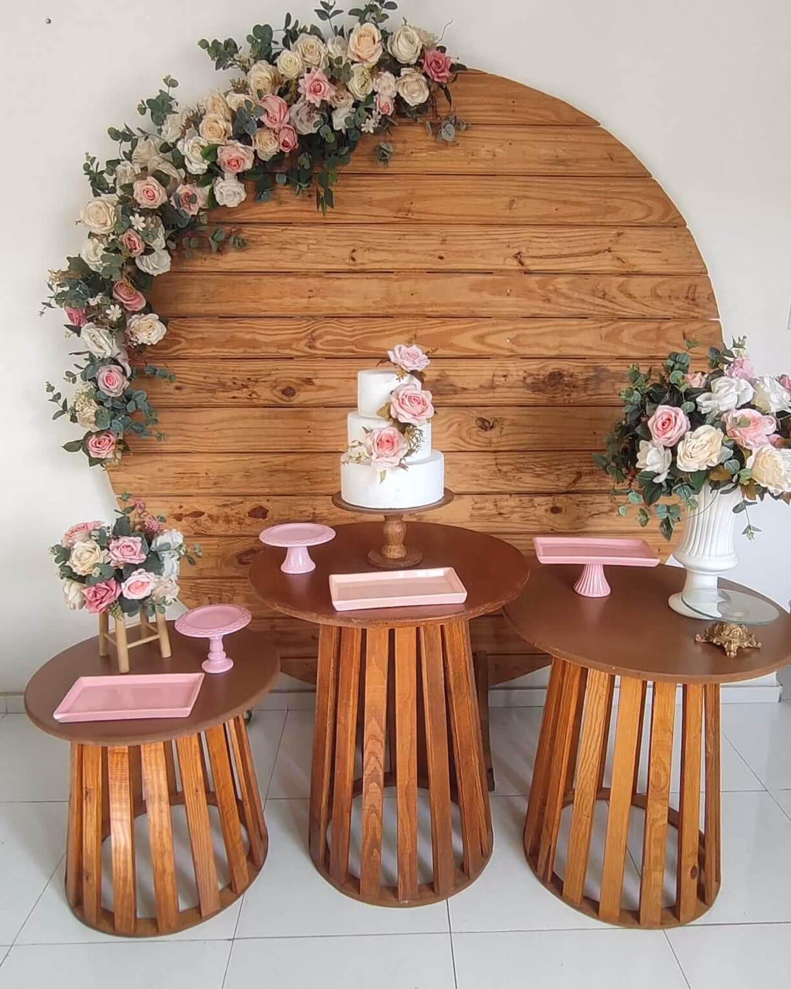 Decor Mesas Ripadas com Painel