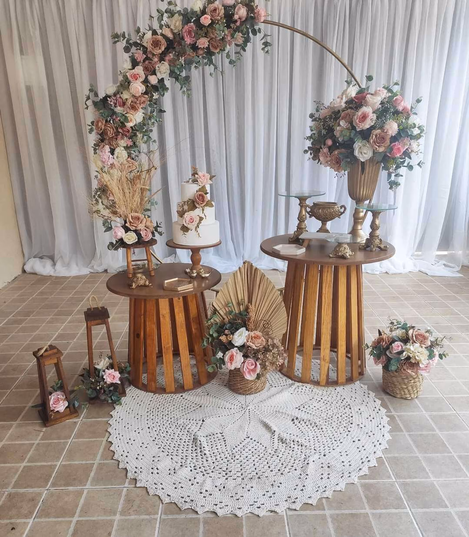 Decor Mesas Ripadas com Flores Rosas