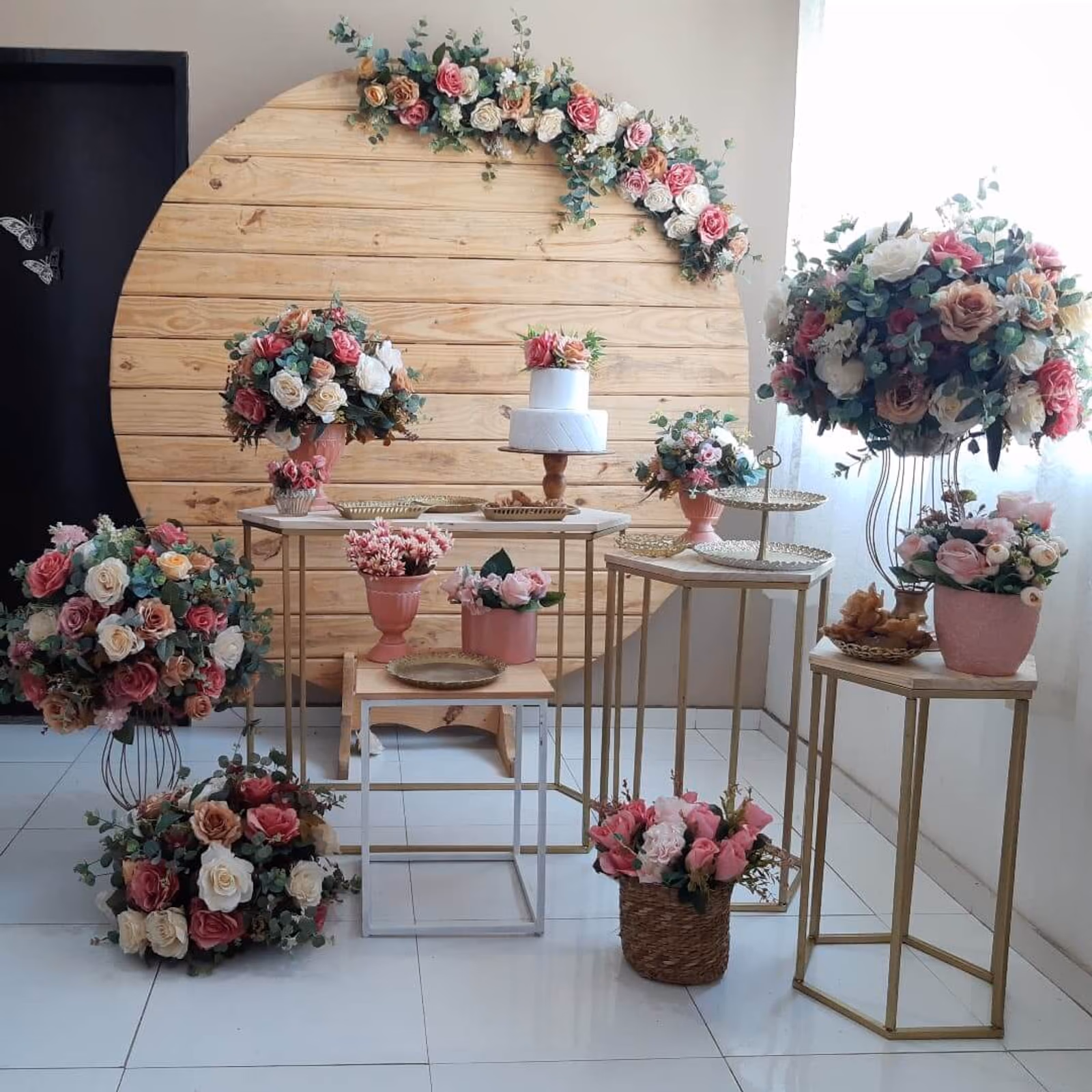 Decor Mesa Sextavada com Flores Rosa