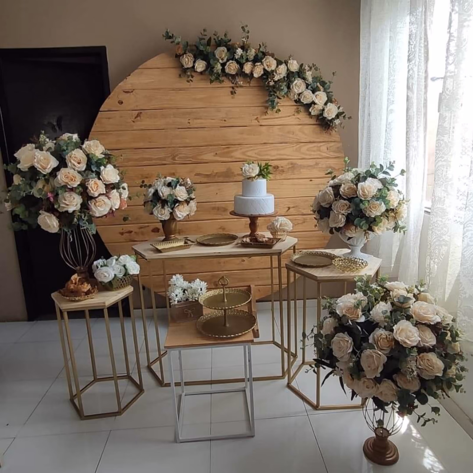 Decor Mesas Sextavadas com Flores Branca