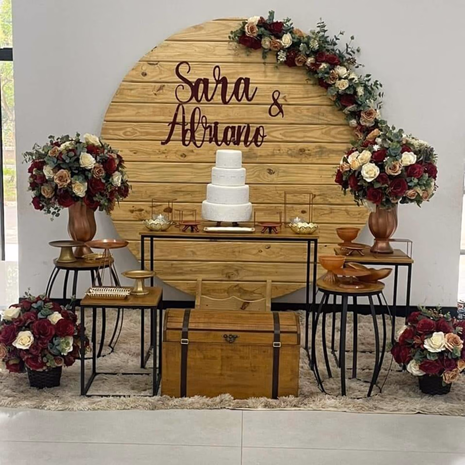 Decor Marsala e Mesas de Cubo preta