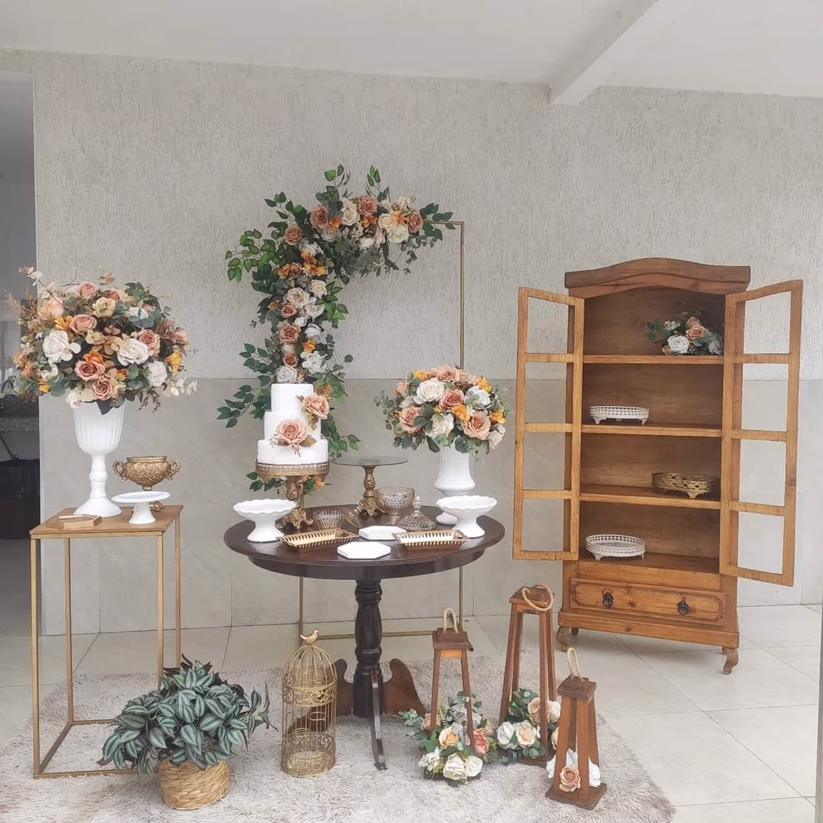 Decor Mesa Redonda e Armário