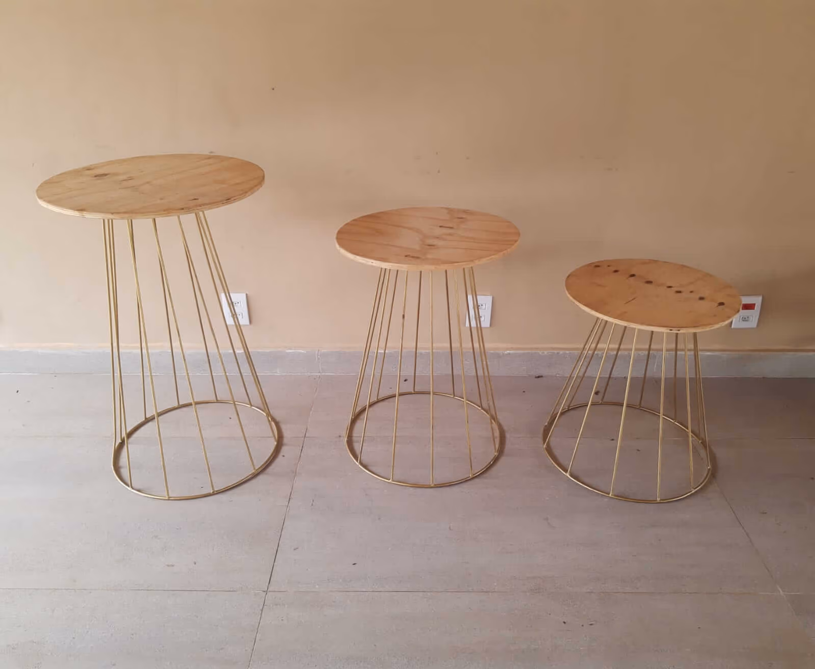 Trio de mesas aramadas