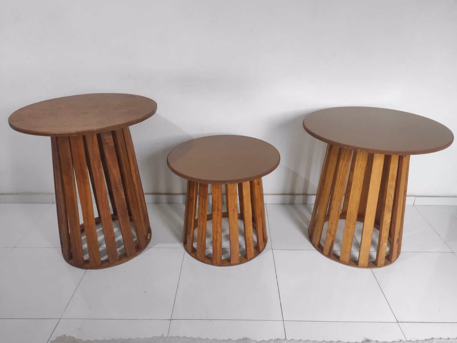 Trio de Mesas Redondas Ripadas